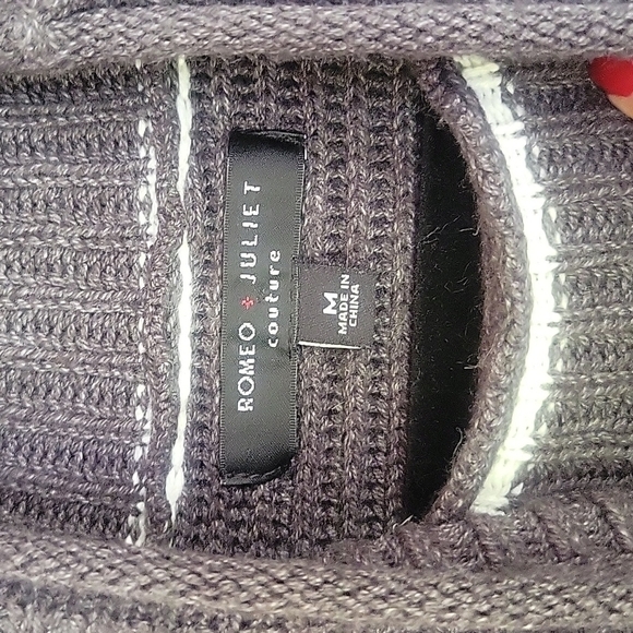 Romeo + Juliet Couture Grey Mock Neck Sweater with White Trim Size Medium - Picture 2 of 5